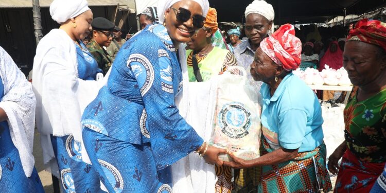 تحدد جمعية زوجات الضباط البحريين (NOWA) 16 من الإنجازات الرئيسية لحاجيه عائشة غامبو في عامين