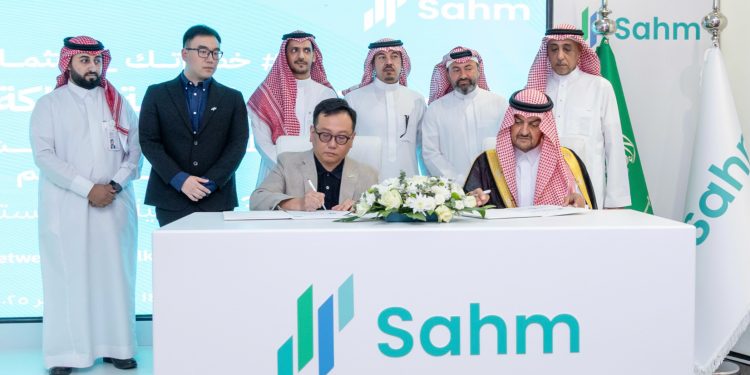احب السمو الملكي الأمير خالد بن سعود الفيصل يرعى مراسم توقيع الشراكة الاستراتيجية بين «سهم كابيتال» و«تحدي المشي»